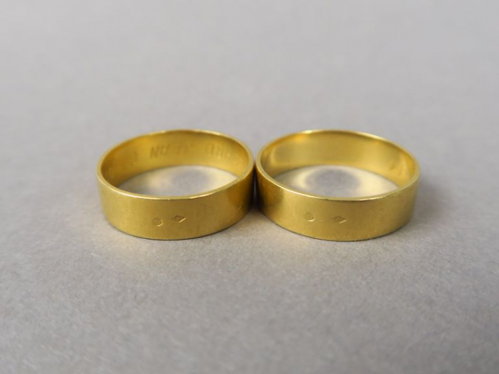 Deux alliances en or jaune.  Poids. 10,12 g (gravées à l'intérieur)