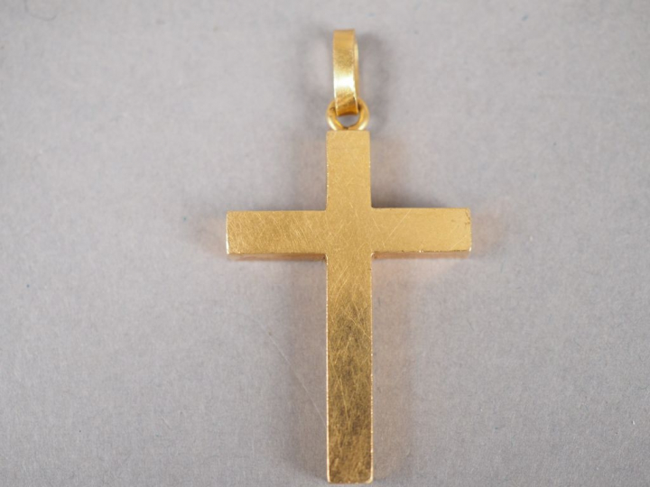 Croix en or jaune.  Poids. 8,17 g