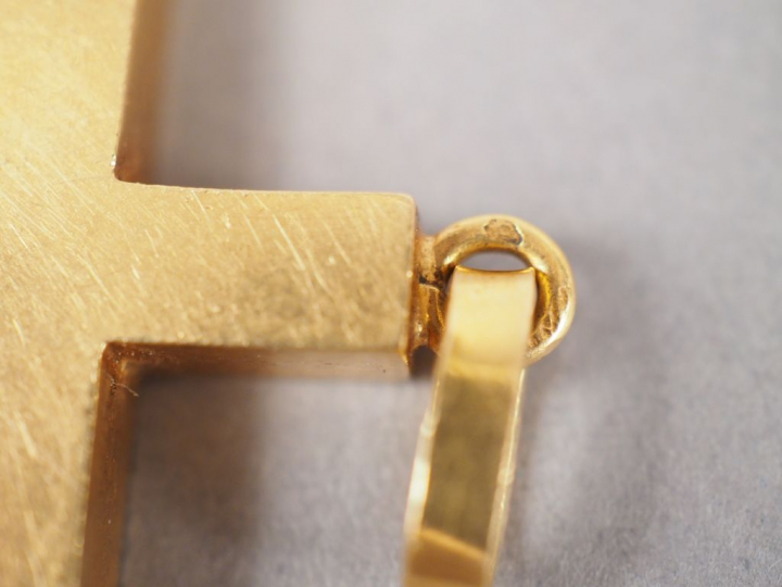 Croix en or jaune.  Poids. 8,17 g
