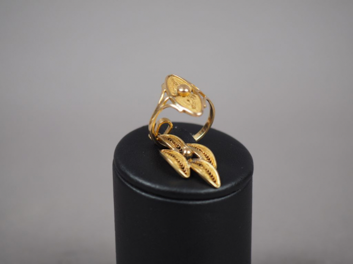 Bague et pendentif assortis en or jaune, à décor de filigranes.  Poids
