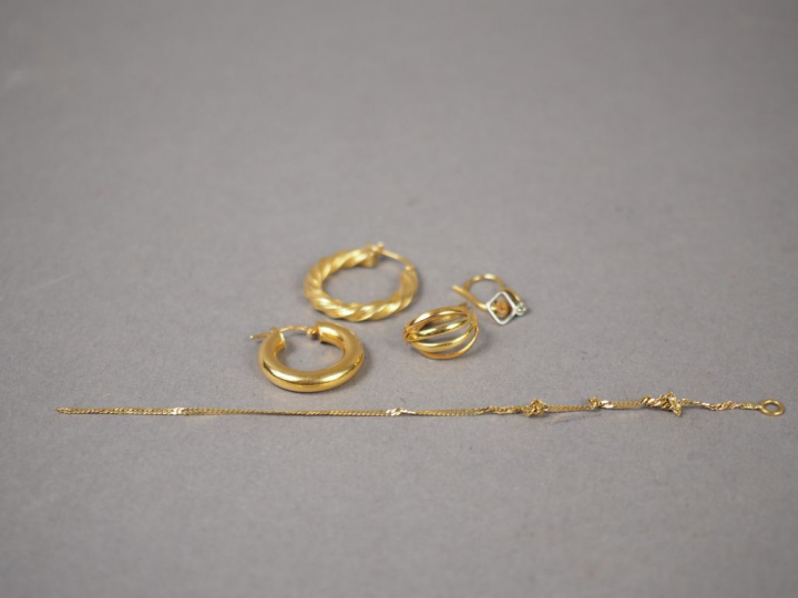 Lot comprenant quatre différentes boucles d'oreilles en or. On y joint