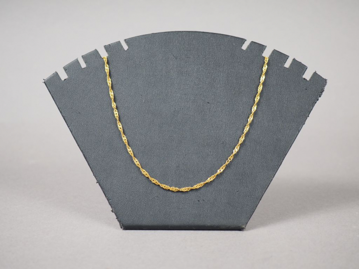 Chaine en or jaune, maille torsadée.  Poids. 5,52 g (très légers accid