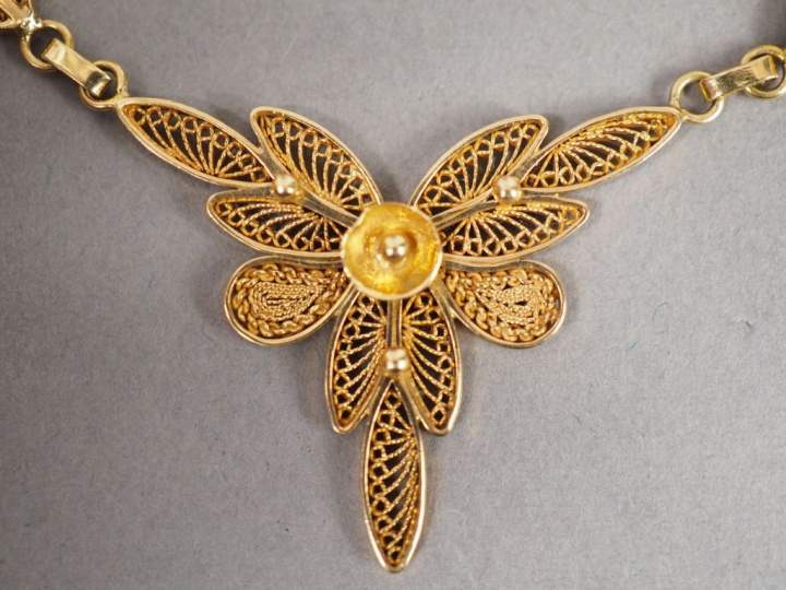 Collier en or jaune, à décor de motifs floraux disposés en chute et fi