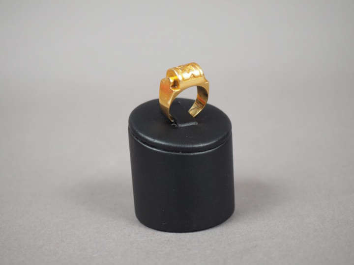 Chevalière 1940 en or jaune.  Monogrammée. TDD. 52 Poids. 11,67 g
