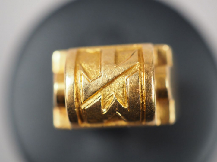 Chevalière 1940 en or jaune.  Monogrammée. TDD. 52 Poids. 11,67 g