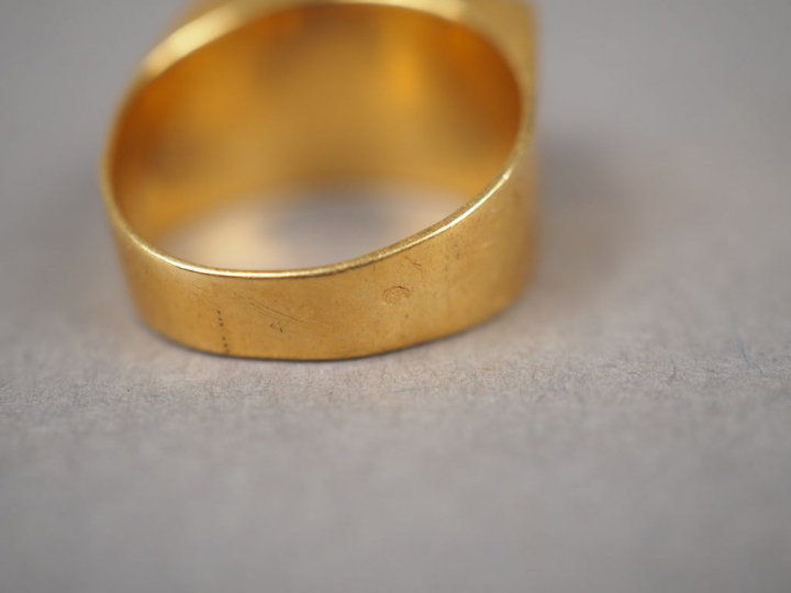 Chevalière 1940 en or jaune.  Monogrammée. TDD. 52 Poids. 11,67 g