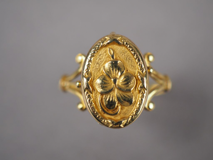 Bague dite "poison" en or jaune, à décor d'une fleur.  TDD. 55  Poids.
