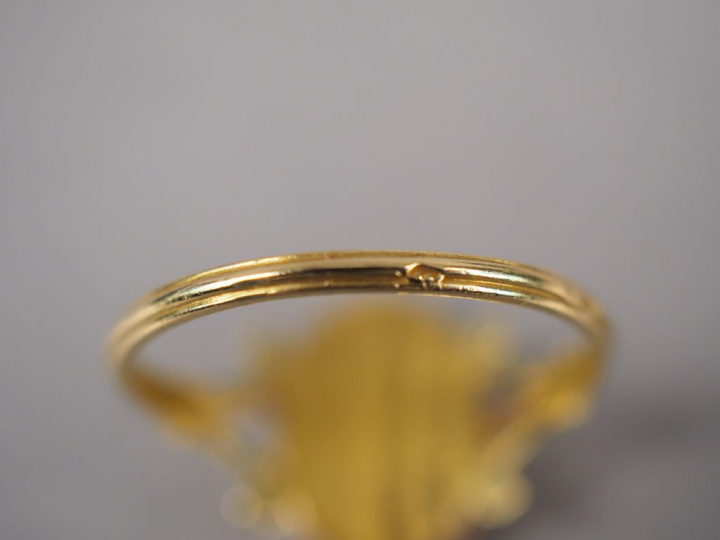 Bague dite "poison" en or jaune, à décor d'une fleur.  TDD. 55  Poids.