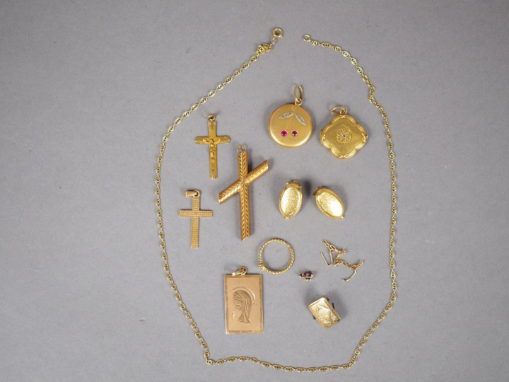 Lot comprenant :  - trois différentes croix en or jaune.  - une médail