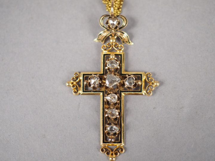 Pendentif en forme de croix et sa chaine cinq rangs en or jaune et éma