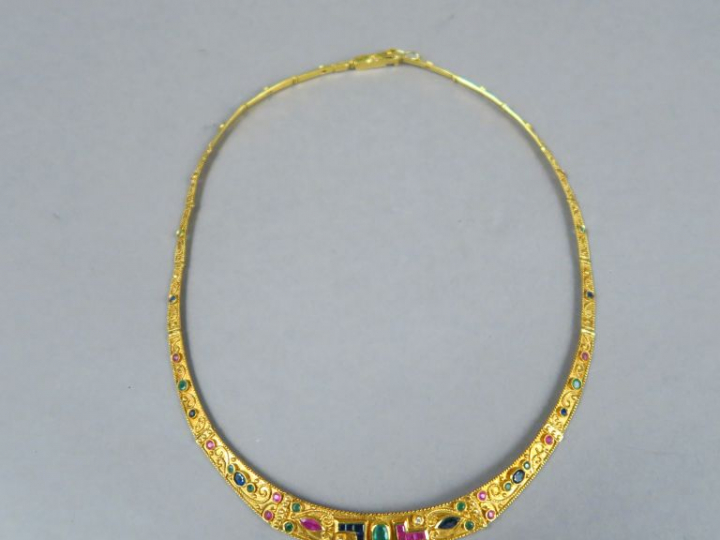 Collier en or jaune orné de pierres de couleur.  Poids tel. 31,64 g