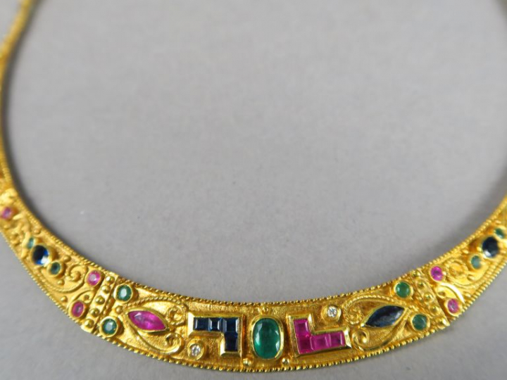 Collier en or jaune orné de pierres de couleur.  Poids tel. 31,64 g