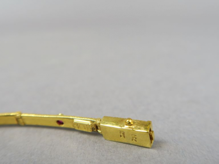 Collier en or jaune orné de pierres de couleur.  Poids tel. 31,64 g