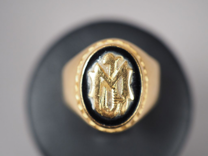 Bague chevalière en or jaune et émail noir, monogrammée.  TDD. 58 Poid