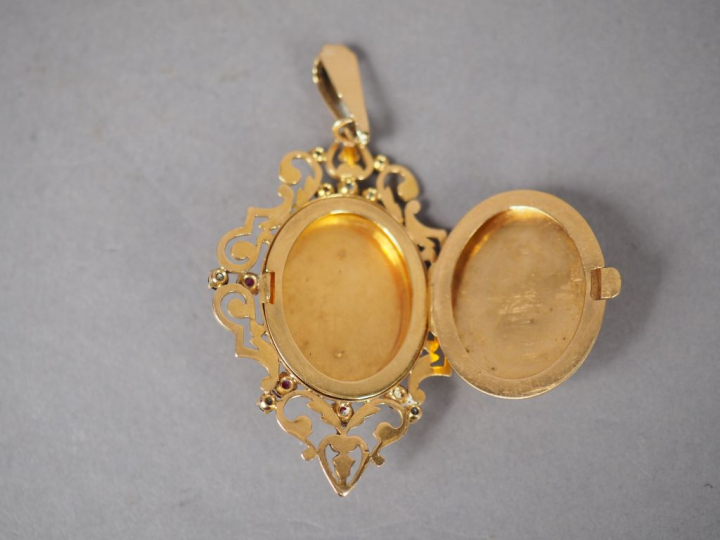 Pendentif porte-photo Napoléon III en or jaune, orné de six petits dia