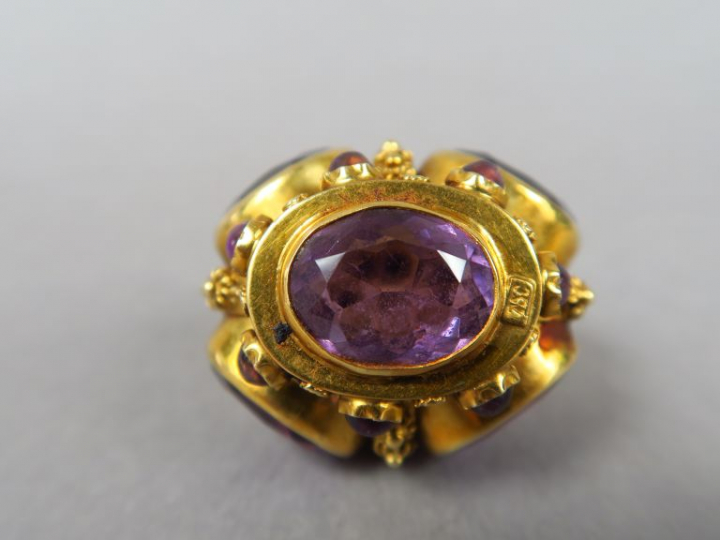 Pendentif boule en or jaune orné d'améthystes.  Poids tel. 21,35 g