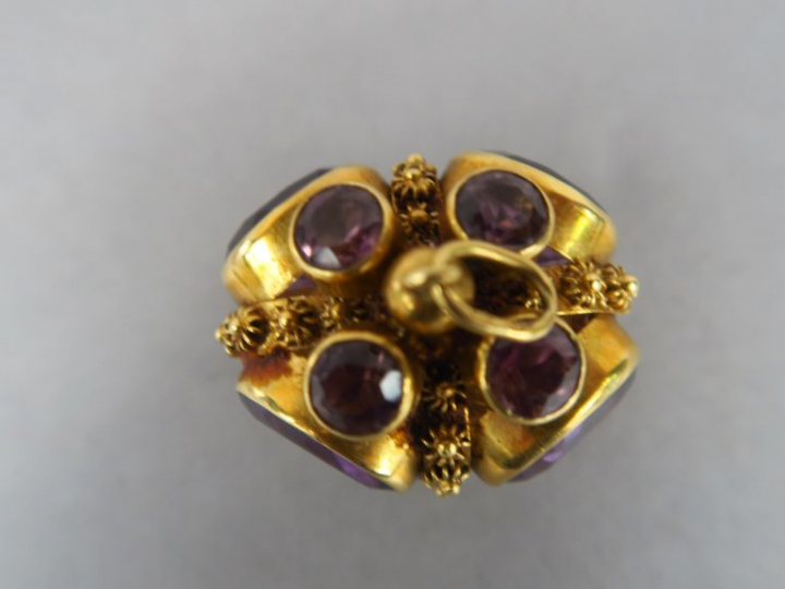 Pendentif boule en or jaune orné d'améthystes.  Poids tel. 21,35 g