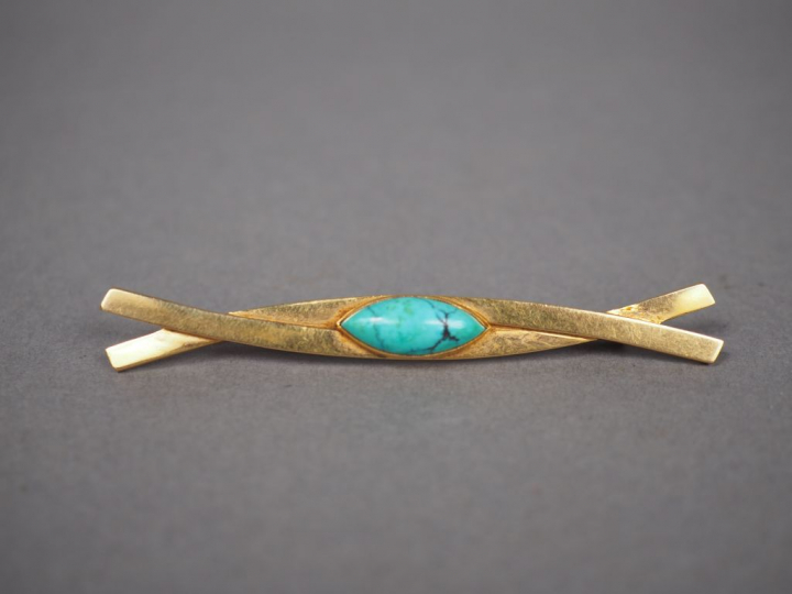 Broche de style Art déco en or jaune, ornée d'une turquoise en cabocho