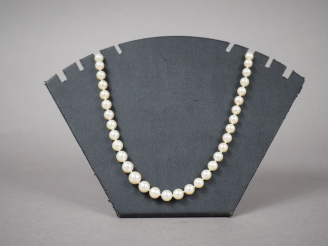 Vente aux enchères Collier de perles de culture disposées en chute.