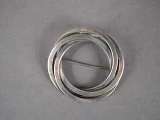 Vente aux enchères Broche en argent étranger formée de cercles entremêlés.  Poids. 8,30 g