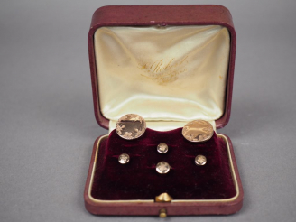 Vente aux enchères Dans leur écrin, boutons de manchette et de plastron Napoléon III en v