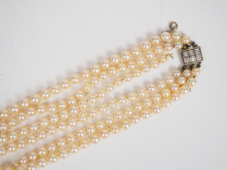 Vente aux enchères Collier de perles triple rangs.  Fermoir en or blanc orné de six petit