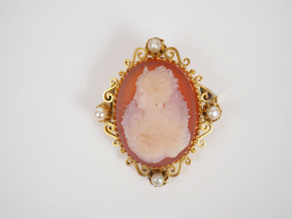 Vente aux enchères Camée pierre dure monté en broche figurant un portrait de dame.  Montu