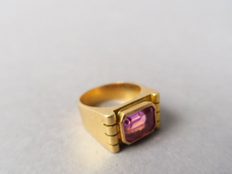 Vente aux enchères Bague en or jaune, sertie d'un saphir rose. TDD. 50 Poids tel. 12,83 g
