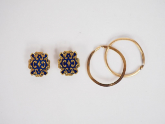 Vente aux enchères Lot comprenant :  - une paire de boutons de col en or jaune et émail b
