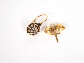 Vente aux enchères Lot comprenant :  - un pendentif en or jaune orné de trois pendeloques