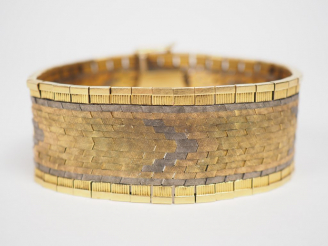 Vente aux enchères Bracelet manchette trois tons d'or, maille plate.  Long. 19,5 cm  Poid
