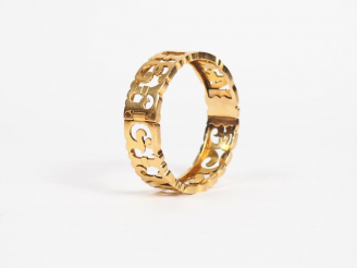Vente aux enchères Bracelet en or jaune, à décor ajouré de lettres entrelacées.  5 x 5,8 