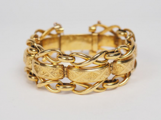 Vente aux enchères Bracelet articulé Napoléon III en or jaune, à décor de rinceaux.  Poid
