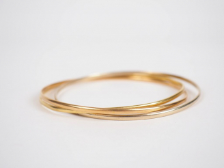 Vente aux enchères Bracelet triple joncs trois tons d'or.  Poids. 23 g