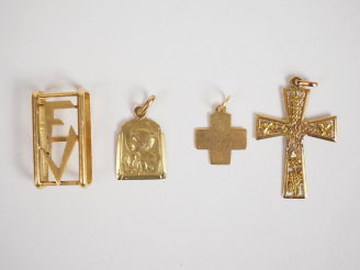 Vente aux enchères Lot comprenant :  - un pendentif en or jaune, à décor ajouré d'un mono