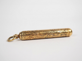 Vente aux enchères Petit porte-mine en or jaune 14k, à décor gravé de rinceaux. Poids tel