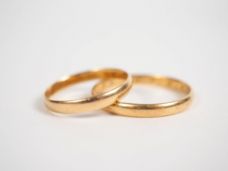 Vente aux enchères Deux alliances en or jaune. TDD. 53 et 61 Poids. 3,41 g