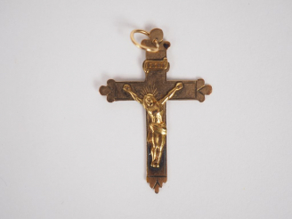 Vente aux enchères Pendentif en forme de croix en or jaune. Poids. 0,96 g H. 3 cm