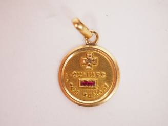 Vente aux enchères Petite médaille en or jaune, pierres de couleur et éclat de diamant ma