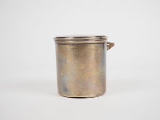 Vente aux enchères Petite casserole couverte en argent, poinçon Vieillard. H. 8 cm  Poids