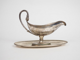 Vente aux enchères Saucière et son présentoir de style Empire en argent 800 millièmes, à 