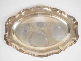 Vente aux enchères Grand plat ovale de style Louis XV en argent, poinçon Minerve, modèle 