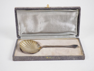 Vente aux enchères Pelle à fraise en argent, poinçon Minerve, en forme de coquille.  Long