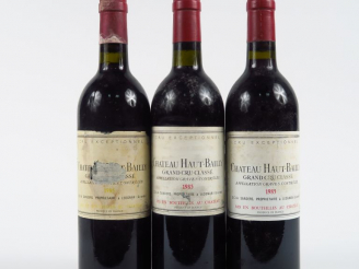 Vente aux enchères 3 BOUTEILLES CHÂTEAU HAUT BAILLY GCC GRAVES - 1985 - 1 BG/1 EA