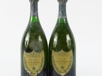 Vente aux enchères 2 BOUTEILLES CHAMPAGNE DOM PERIGNON - 1961 - 1,5 CM SOUS LA COIFFE/COI