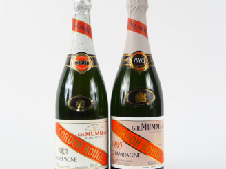 Vente aux enchères 2 BOUTEILLES CHAMPAGNE MUMM 'CORDON ROUGE' - COFFRET - 1 de 1985 