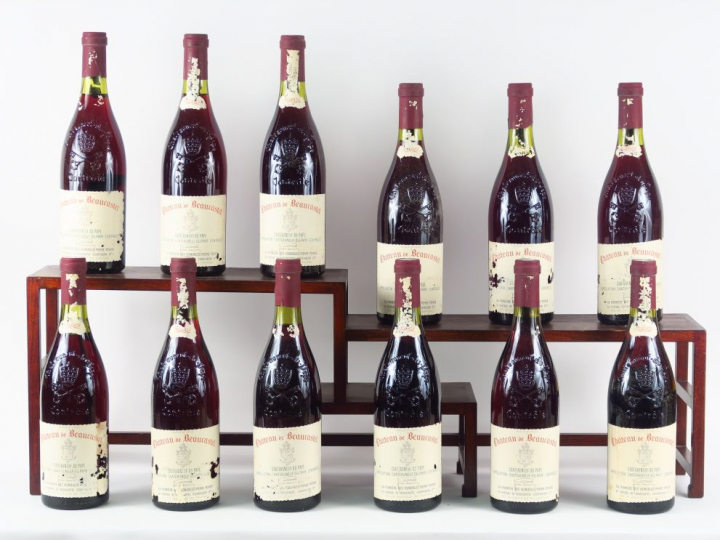 12 BOUTEILLES CHÂTEAU DE BEAUCASTEL CHATEAUNEUF DU PAPE - 1982 - CBO -