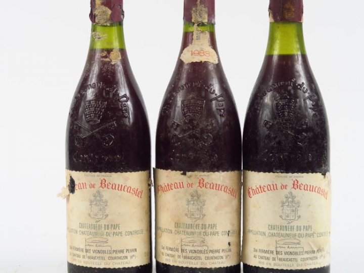 3 BOUTEILLES CHÂTEAU DE BEAUCASTEL CHATEAUNEUF DU PAPE - 1983 - 2 PRES
