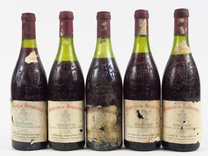 5 BOUTEILLES CHÂTEAU DE BEAUCASTEL CHATEAUNEUF DU PAPE - 1983 - 3 PRES