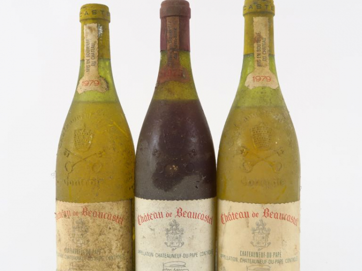 3 BOUTEILLES CHÂTEAU DE BEAUCASTEL CHATEAUNEUF DU PAPE : 1 ROUGE 1975 